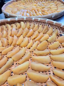 干しりんご製作中